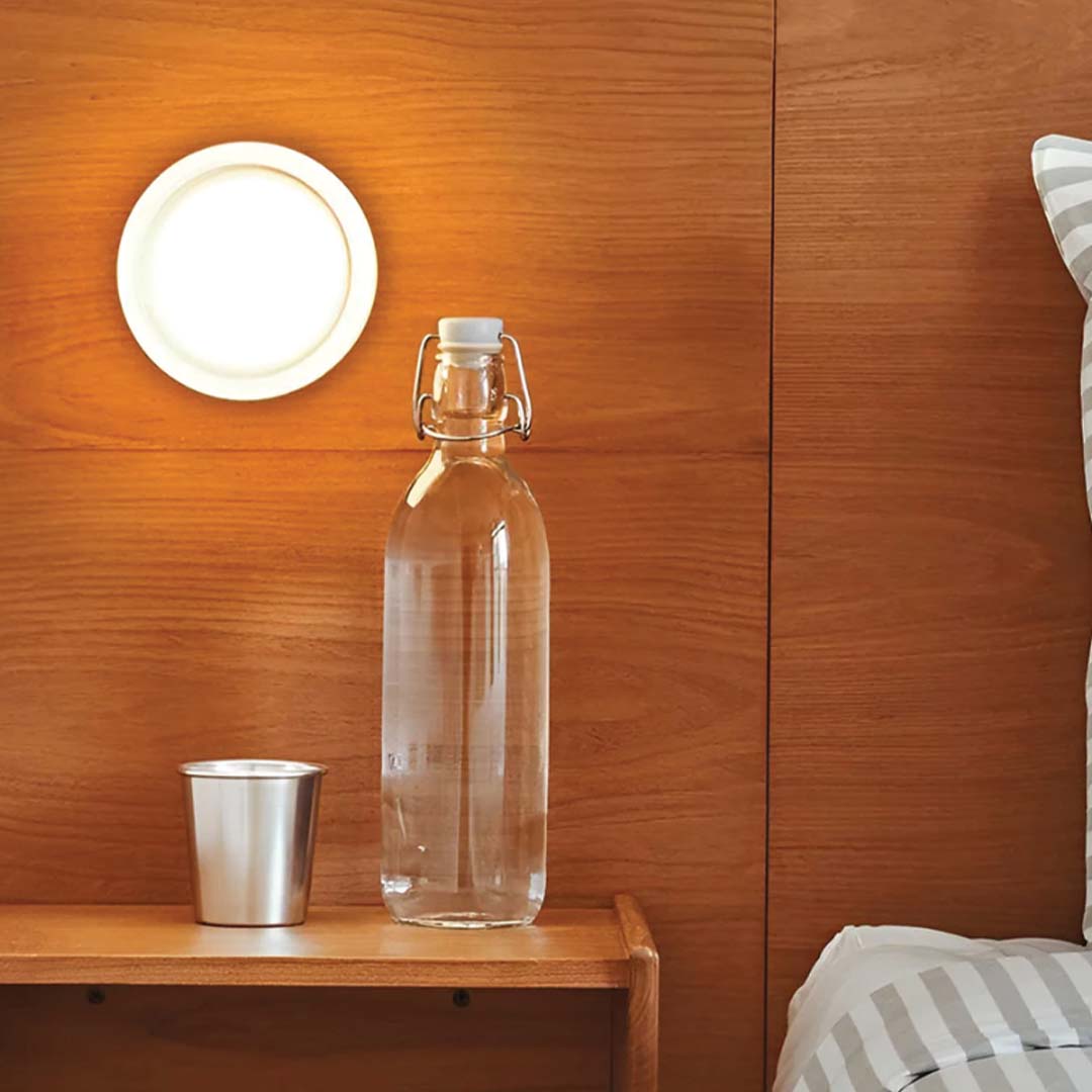 Moderne Wandleuchte aus Metall und Glas mit einstellbarem Lichtton