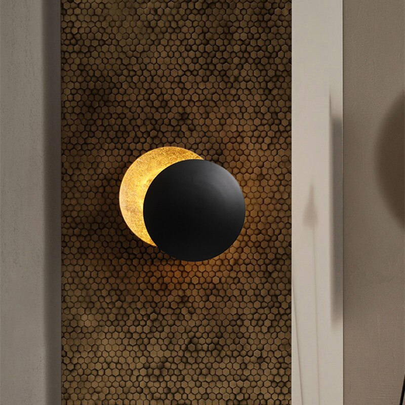 Moderne Wandleuchte mit überlappenden Scheiben, inspiriert von einer Sonnenfinsternis