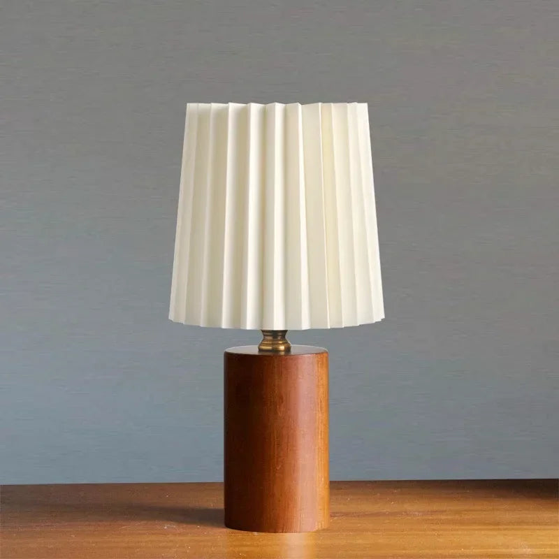 Tischlampe mit Plisseeschirm aus Stoff und Sockel aus Massivholz