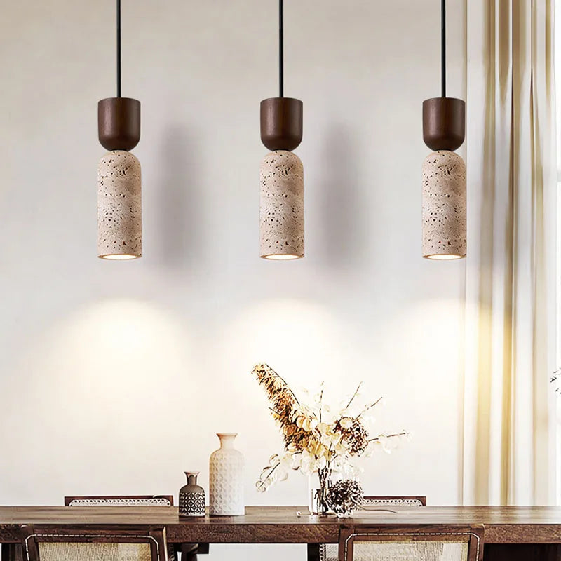 Hängeleuchte aus strukturiertem Travertin und Walnussholz im Wabi-Sabi-Stil