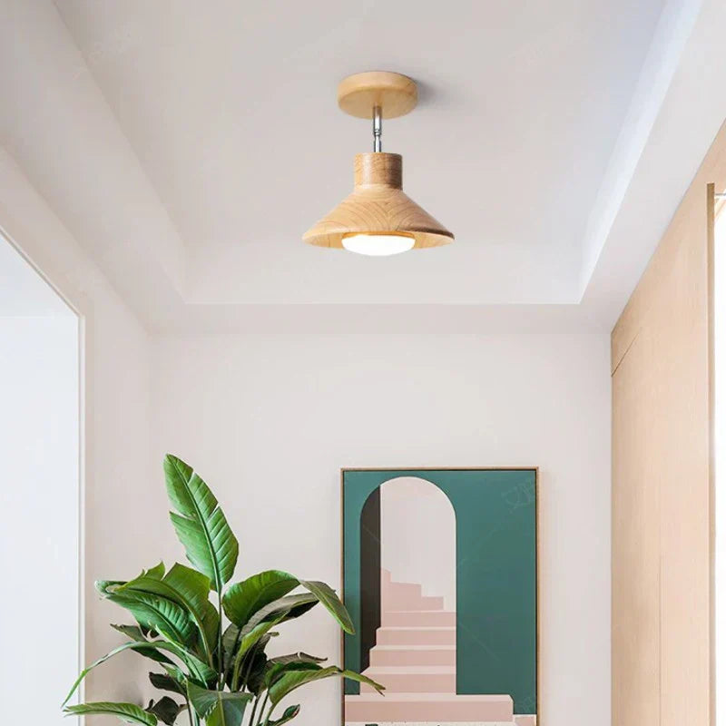 Skandinavische minimalistische Deckenleuchte mit natürlicher Holzkonusform