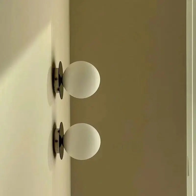 Nordische Wandleuchte aus opalem Kugelglas und Schmiedeeisen