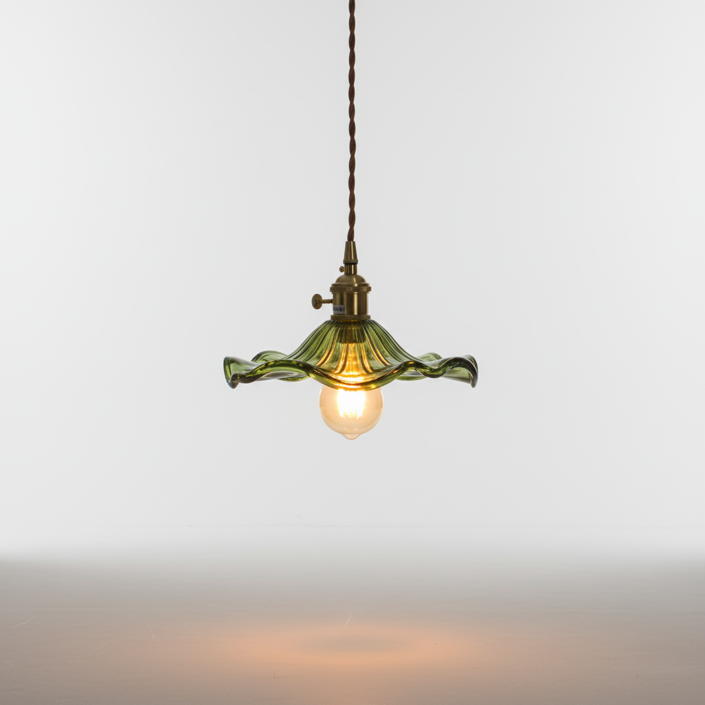 Skandinavische minimalistische Pendelleuchte mit getöntem Glas und Kupferakzenten