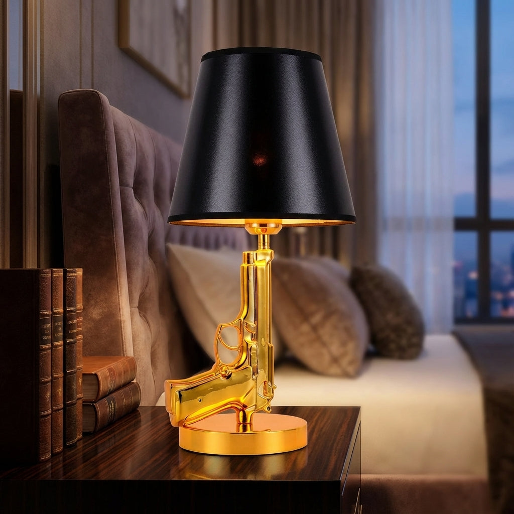 Skulpturale Tischlampe mit von einer Pistole inspiriertem Metallsockel und Stoffschirm
