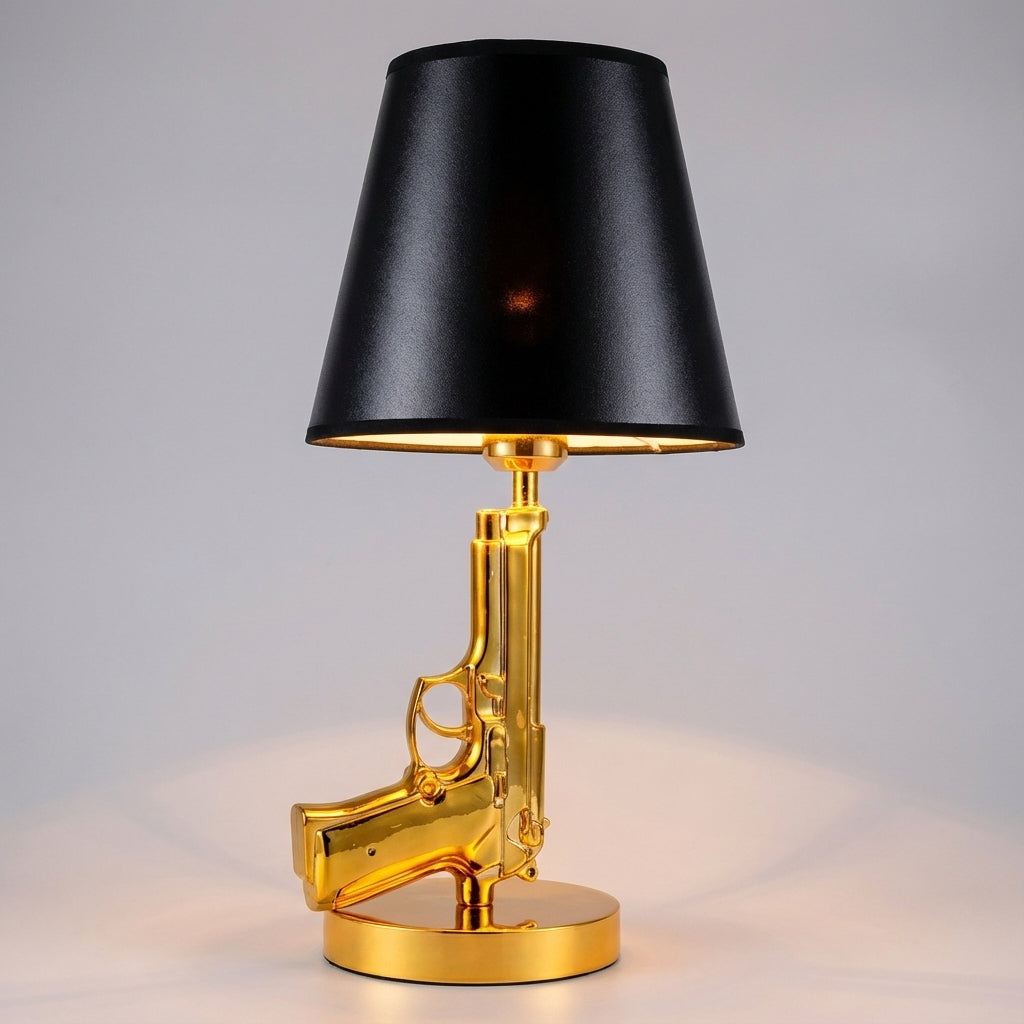 Skulpturale Tischlampe mit von einer Pistole inspiriertem Metallsockel und Stoffschirm