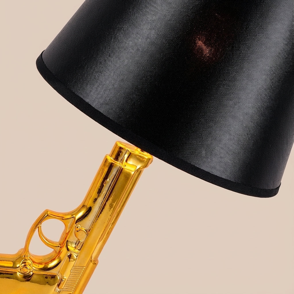 Skulpturale Tischlampe mit von einer Pistole inspiriertem Metallsockel und Stoffschirm