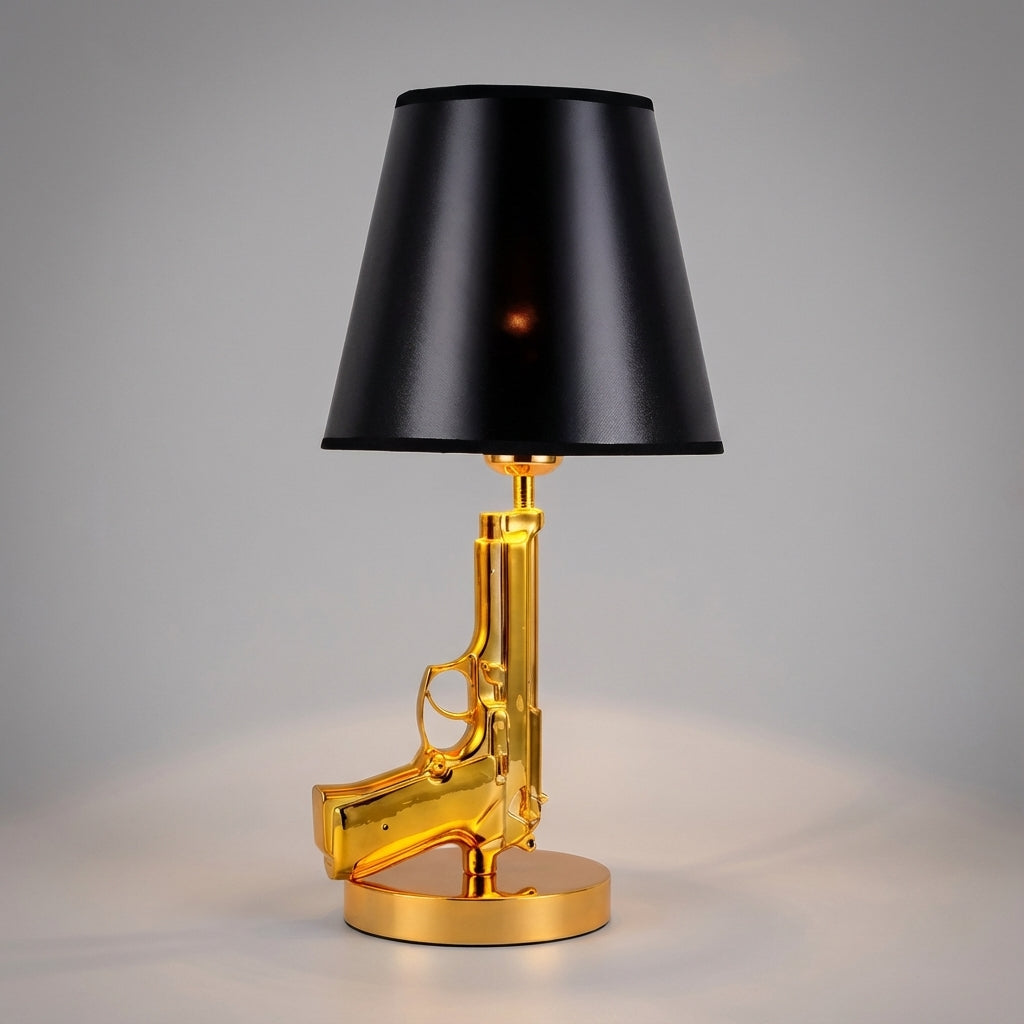 Skulpturale Tischlampe mit von einer Pistole inspiriertem Metallsockel und Stoffschirm