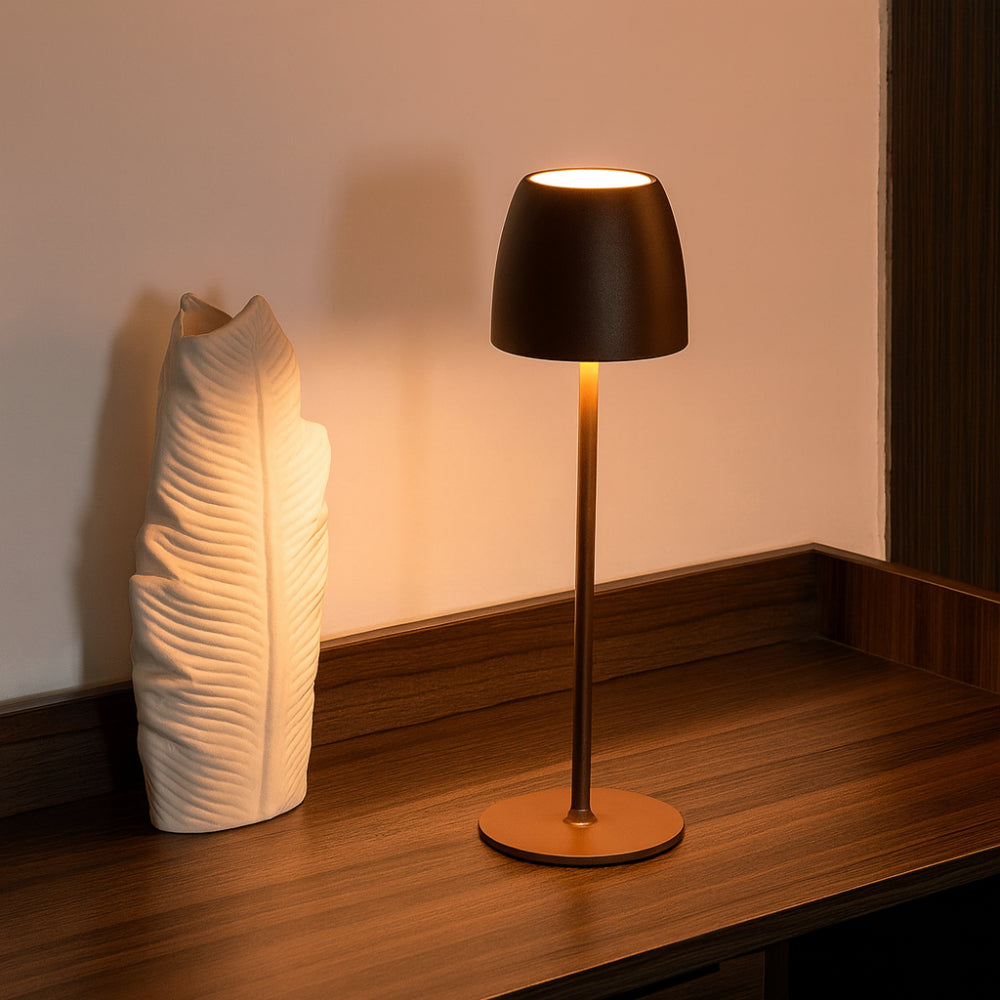 Minimalistische schlanke kabellose, wiederaufladbare dimmbare Tischlampe für Innen- und Außenbereiche