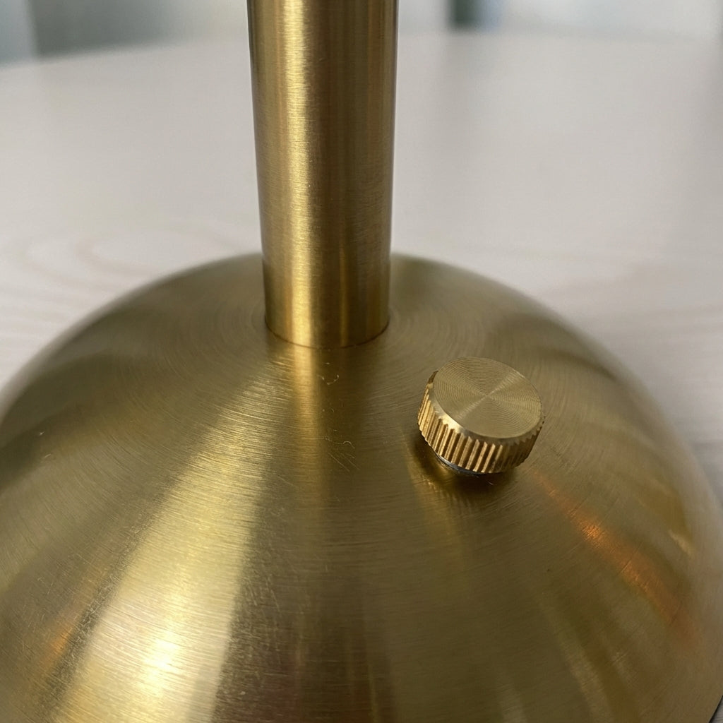 Skulpturale kabellose Tischlampe mit Blumenmotiv und Touch-Steuerung