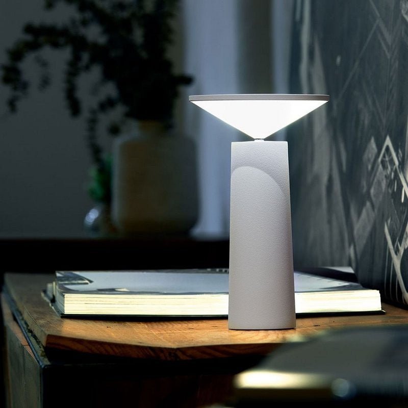 Skulpturale kabellose, wiederaufladbare dimmbare Tischlampe mit Kegelsilhouette