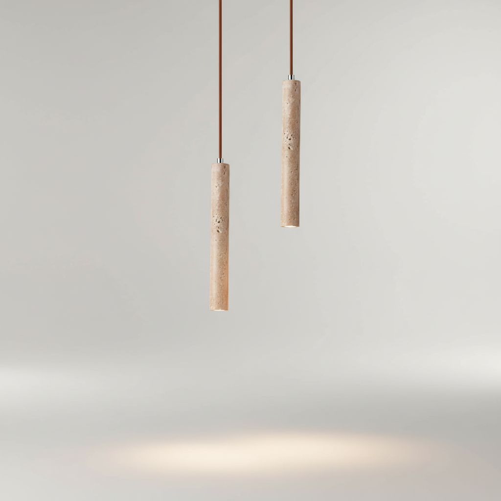 Schlanke organische Pendelleuchte mit Travertintextur im Wabi-Sabi-Stil