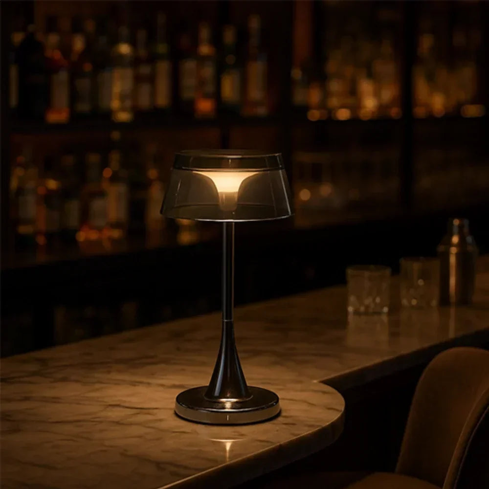 Kabellose wiederaufladbare dimmbare Tischlampe mit durchscheinendem Acrylschirm und Metallfuß