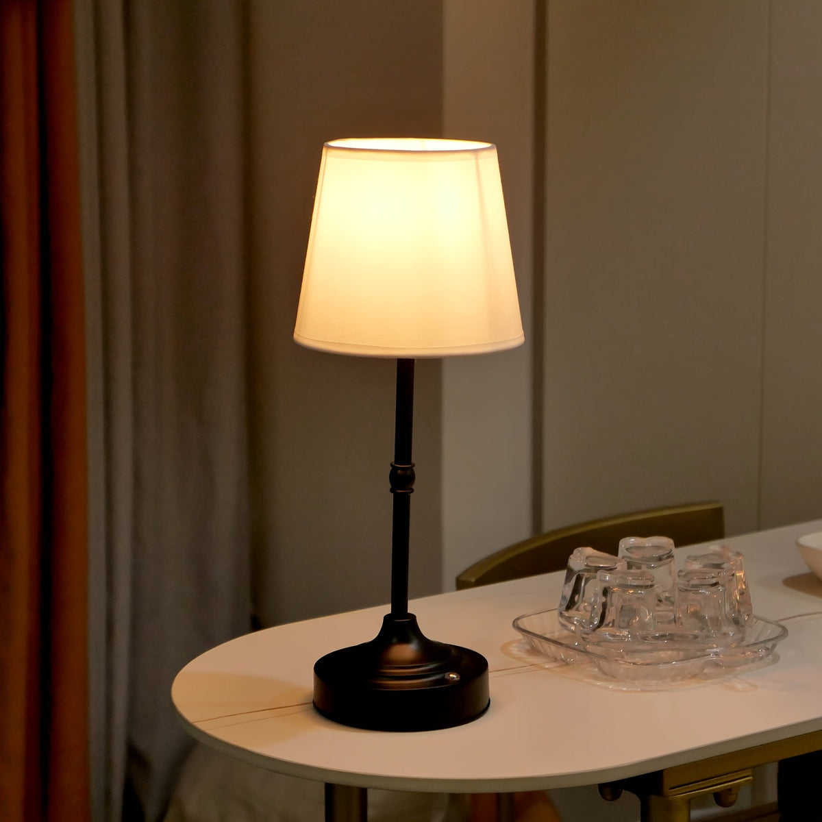 Wiederaufladbare kabellose Touch-Tischlampe mit gebürstetem Metall und Stoffschirm