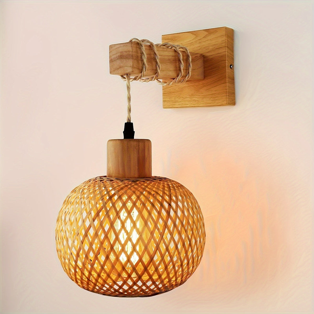 Rustikale Wandleuchte im Boho-Stil aus handgeflochtenem Rattan und Holz