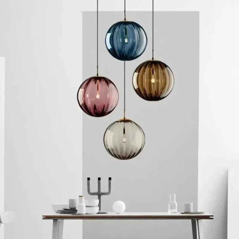 Nordische Pendelleuchte mit zeitgemäßer Glaskugel und energieeffizienter Beleuchtung