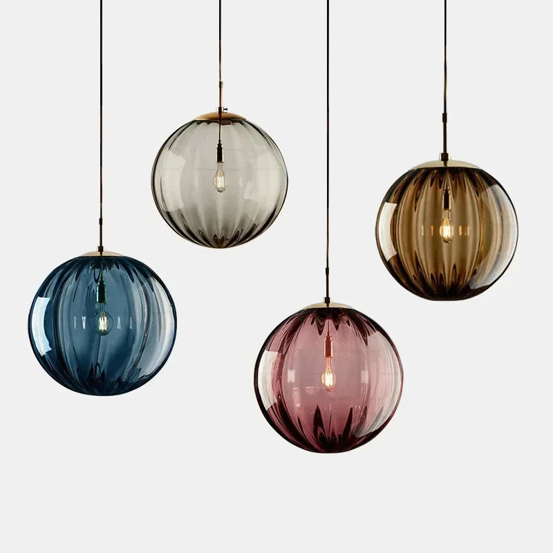 Nordische Pendelleuchte mit zeitgemäßer Glaskugel und energieeffizienter Beleuchtung