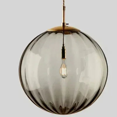 Nordische Pendelleuchte mit zeitgemäßer Glaskugel und energieeffizienter Beleuchtung
