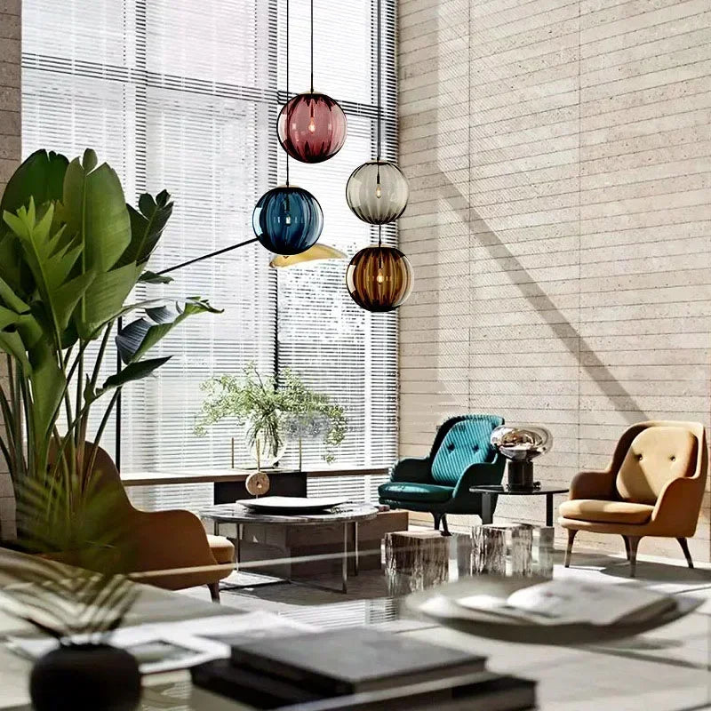 Nordische Pendelleuchte mit zeitgemäßer Glaskugel und energieeffizienter Beleuchtung