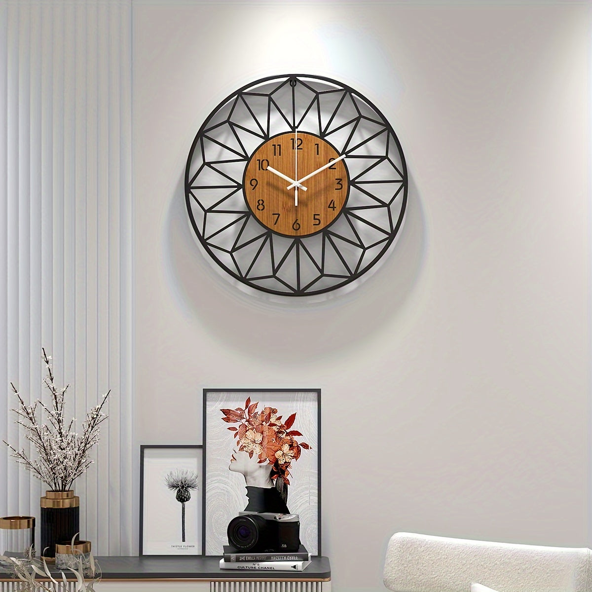 Runde industrielle Wanduhr in Holzmaserung mit leisem Quarzwerk