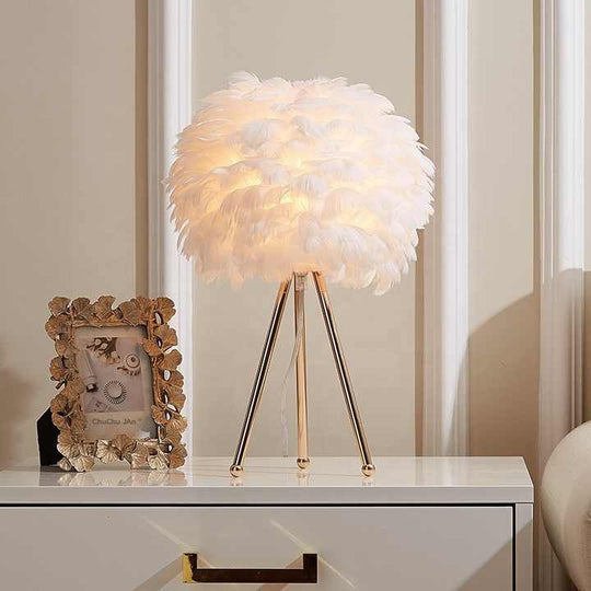 Dimmbare Tischlampe mit Metallfuß und Federverzierung