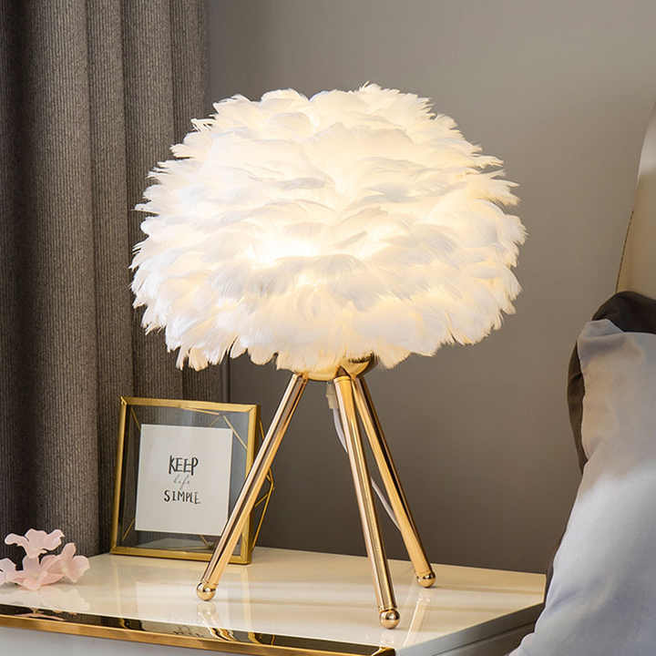 Dimmbare Tischlampe mit Metallfuß und Federverzierung