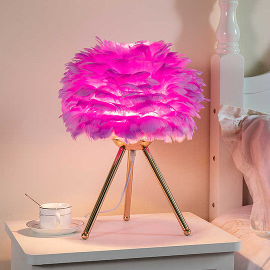 Dimmbare Tischlampe mit Metallfuß und Federverzierung