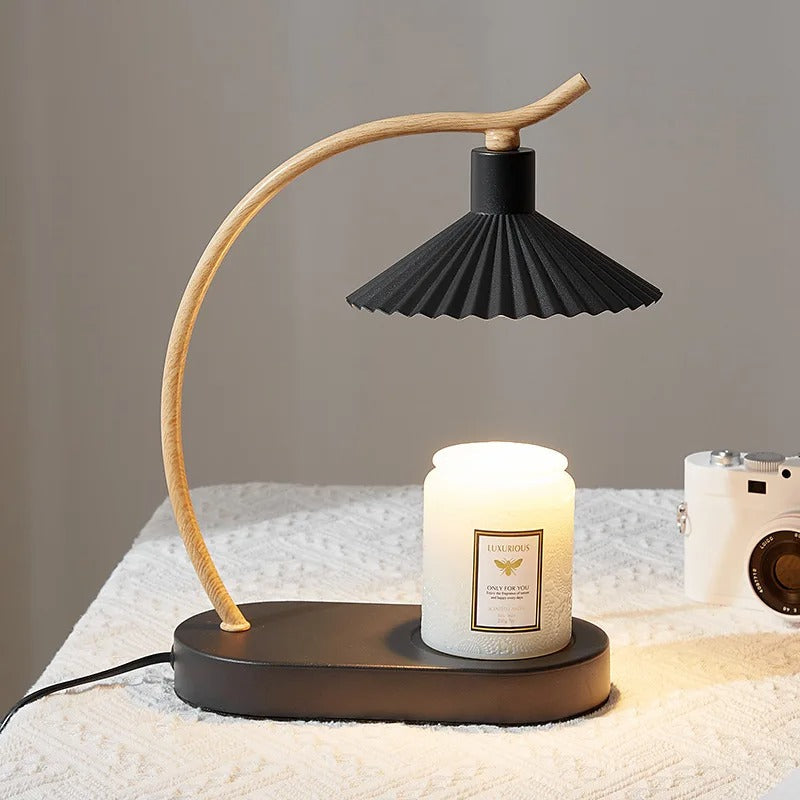 Tischlampe mit plissiertem Schirm, nordischem Holzarm und Kerzenwärmer