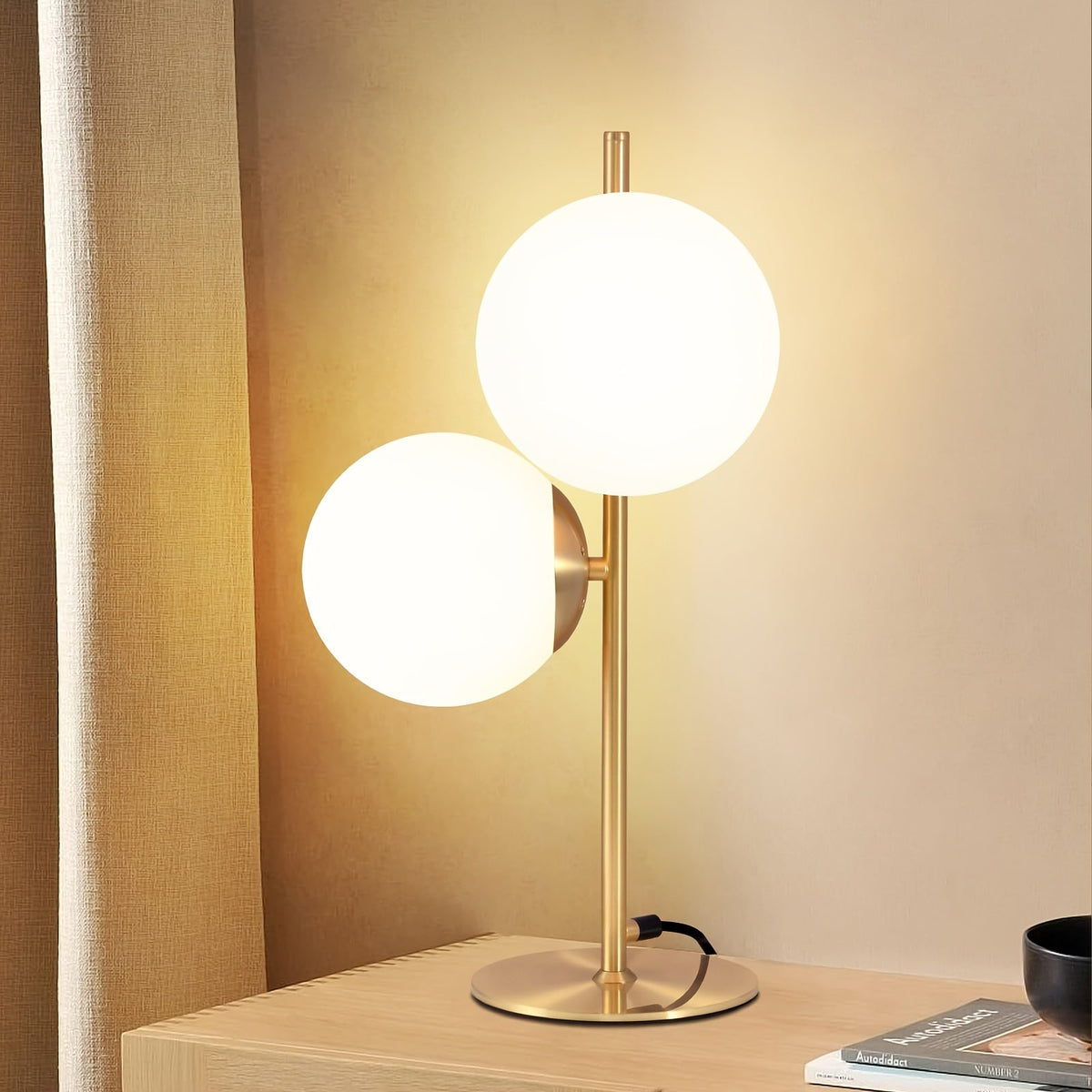 Industriell-elegante Tischlampe mit Messingrahmen und Milchglaskugel