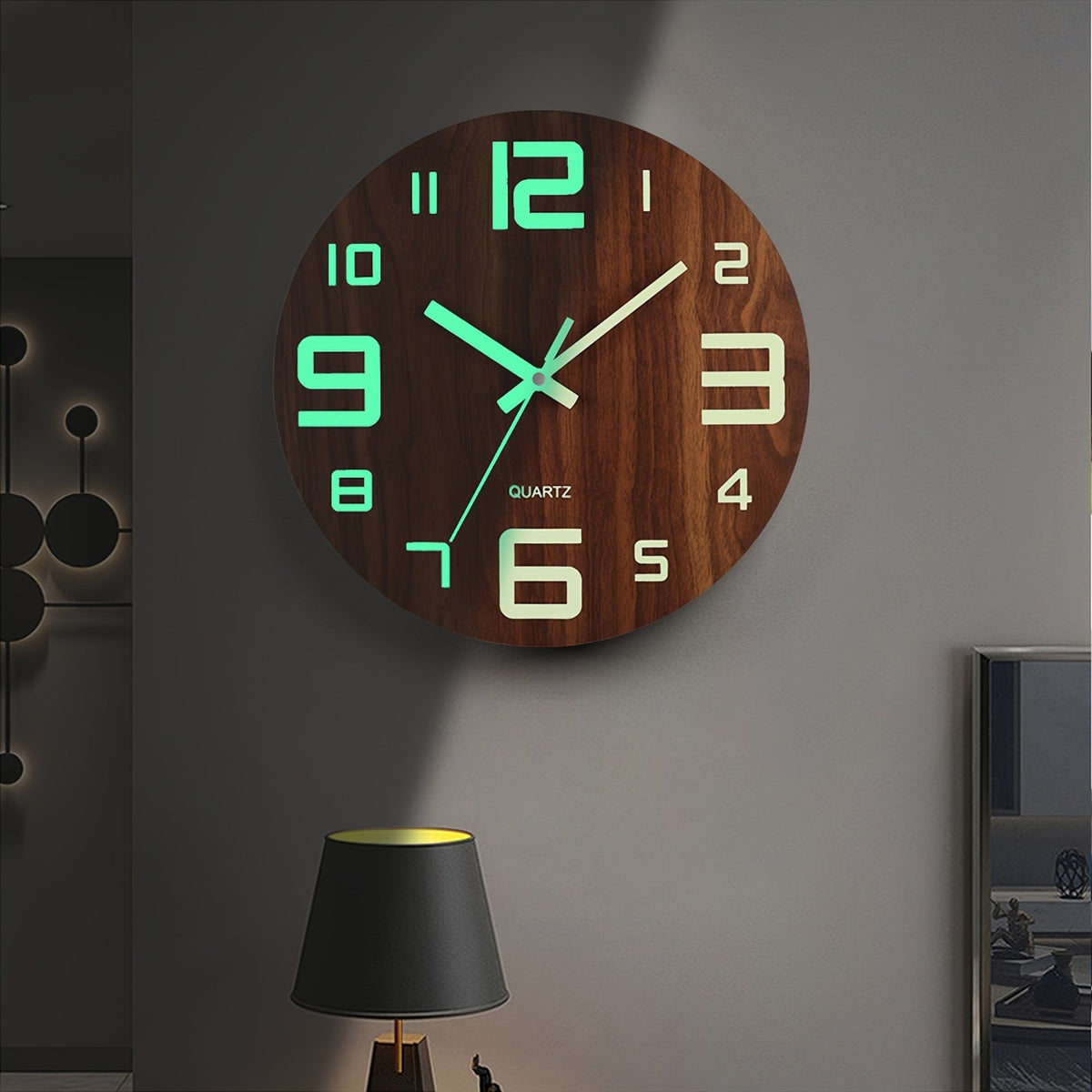 Runde Wanduhr in Walnussholzmaserung mit nachleuchtendem Zifferblatt und leisem Uhrwerk