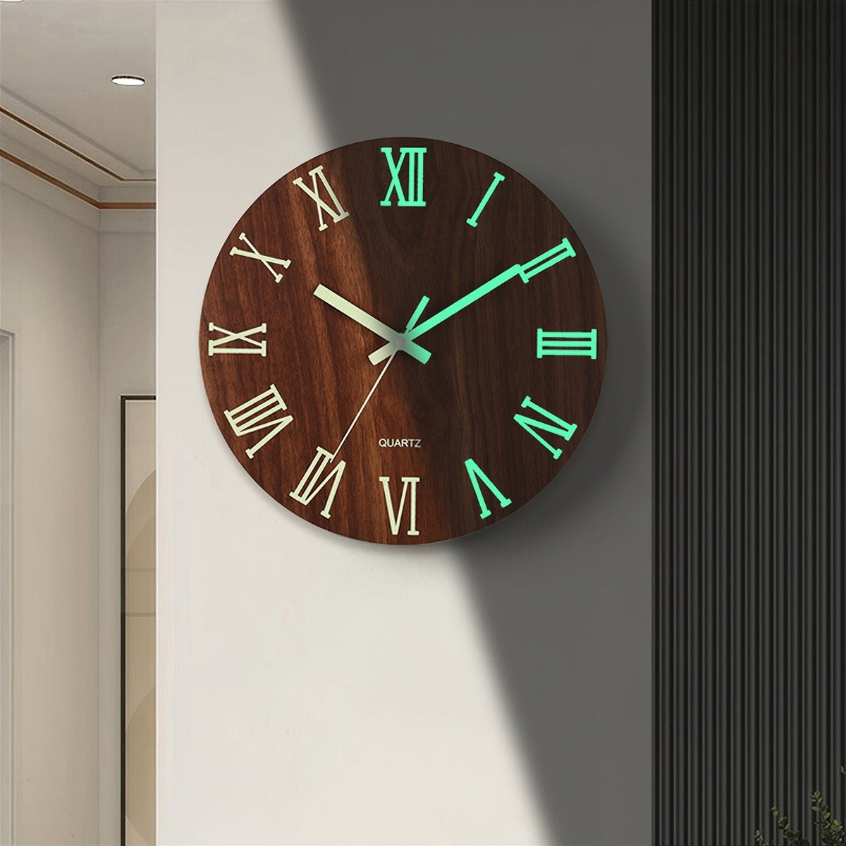Runde Wanduhr in Walnussholzmaserung mit nachleuchtendem Zifferblatt und leisem Uhrwerk