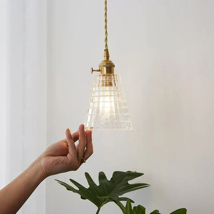 Industrielle Pendelleuchte für den Essbereich mit handgeblasenem rundem Glasschirm
