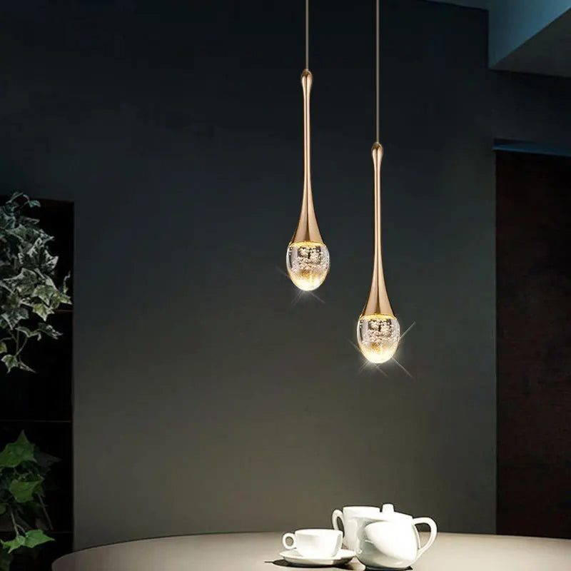 Minimalistische Pendelleuchte mit tropfenförmigem Glasschirm und verstellbarer Höhe