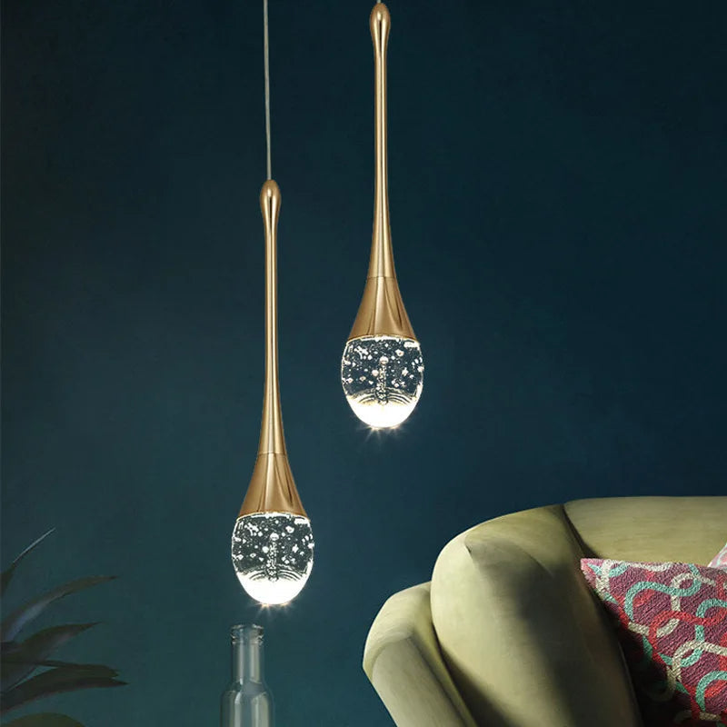 Minimalistische Pendelleuchte mit tropfenförmigem Glasschirm und verstellbarer Höhe