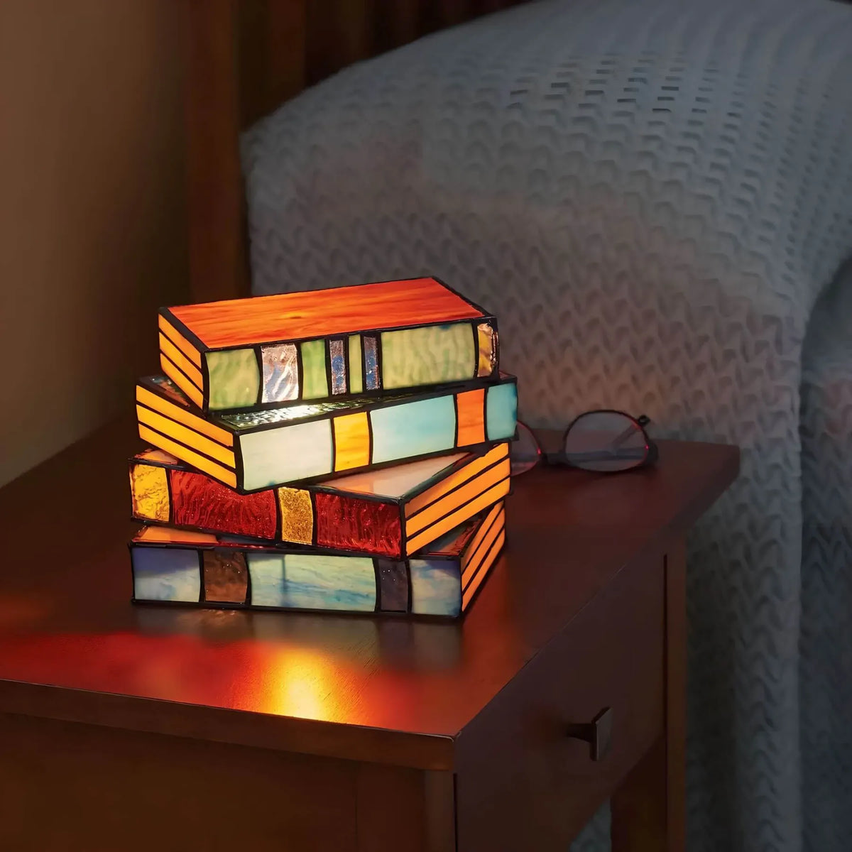 Handgefertigte Buntglas-Tischlampe mit Silhouette gestapelter Bücher