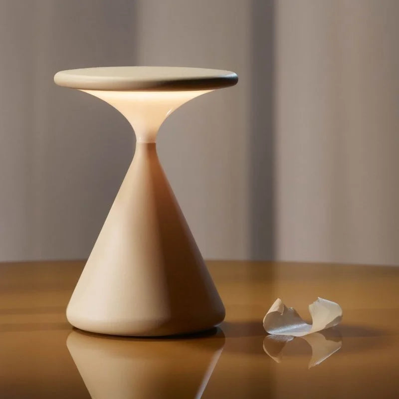 Skulpturale minimalistische Tischlampe in Sanduhrform, kabellos, dimmbar und wiederaufladbar