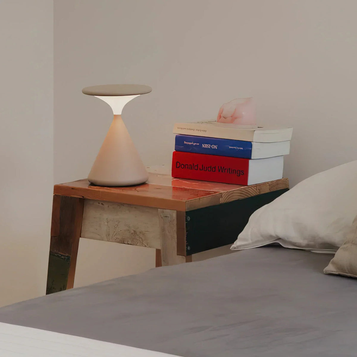 Skulpturale minimalistische Tischlampe in Sanduhrform, kabellos, dimmbar und wiederaufladbar
