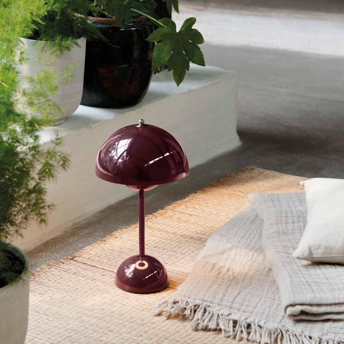 Kabellos aufladbare dimmbare kugelförmige Tischlampe