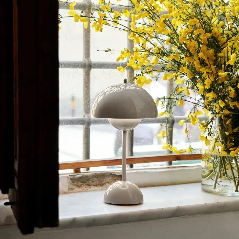 Kabellos aufladbare dimmbare kugelförmige Tischlampe