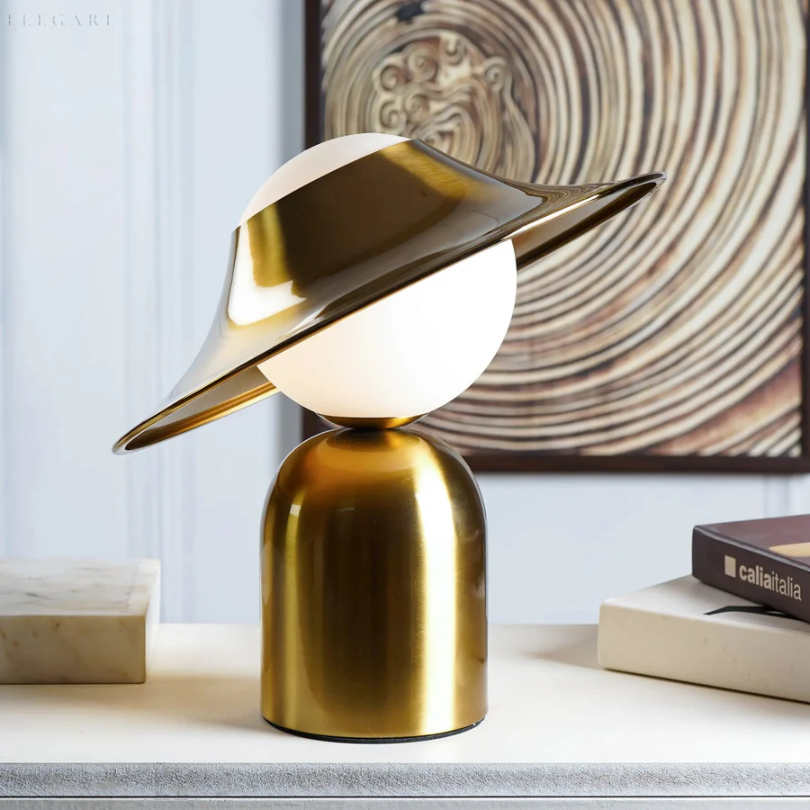 Elegante goldfarbene Metall-Tischlampe mit geneigtem Kopf und warmem Licht