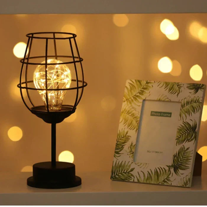 Schlanke moderne zeitgenössische Tischlampe aus Metall und Stoff