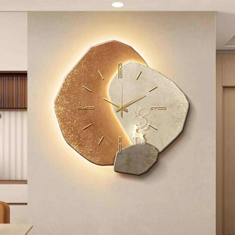 Minimalistische skandinavische Wanduhr aus Metall und Holz mit leisem Uhrwerk