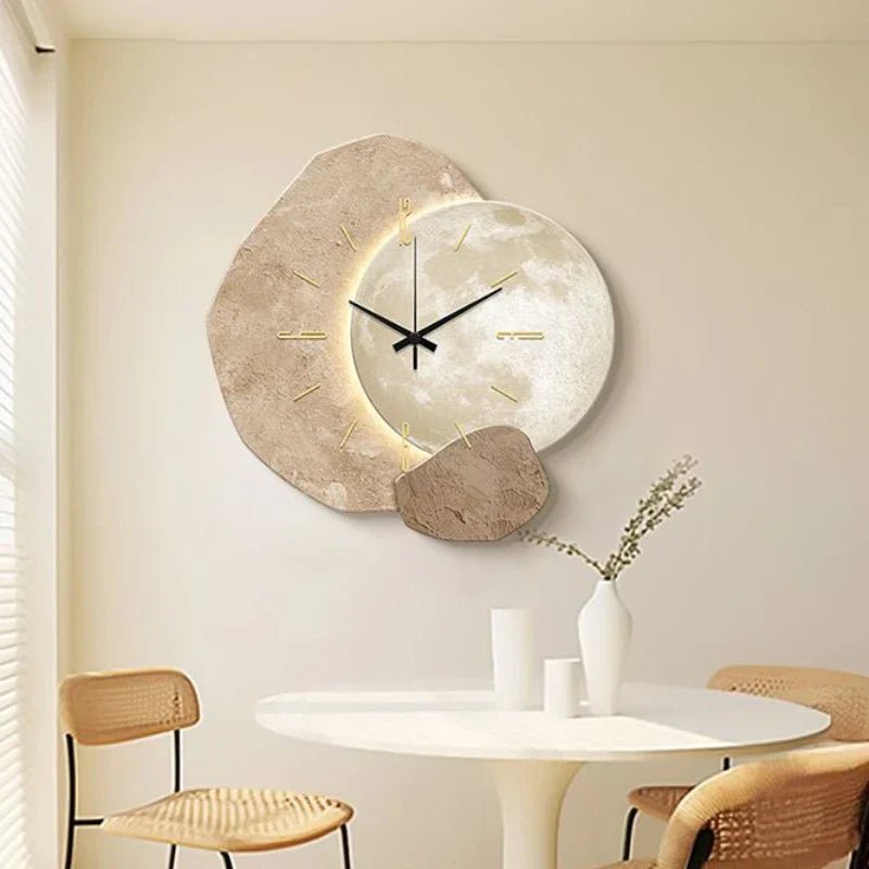 Minimalistische skandinavische Wanduhr aus Metall und Holz mit leisem Uhrwerk