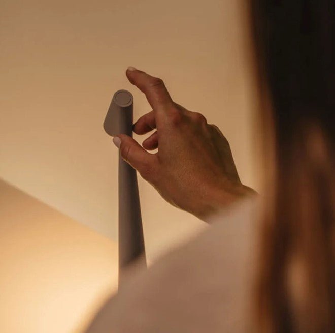 Minimalistische nordische Tischlampe aus Aluminium mit kabelloser Touch-Steuerung und Dimmfunktion