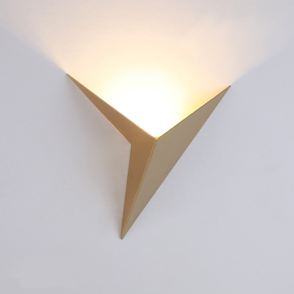 Minimalistische dreieckige nordische Eisen-Wandleuchte für den Innenbereich und Treppen