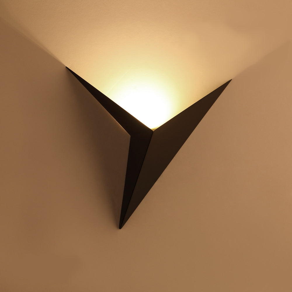 Minimalistische dreieckige nordische Eisen-Wandleuchte für den Innenbereich und Treppen