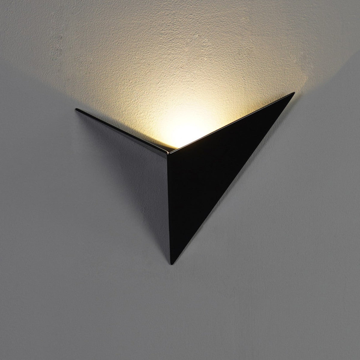 Minimalistische dreieckige nordische Eisen-Wandleuchte für den Innenbereich und Treppen