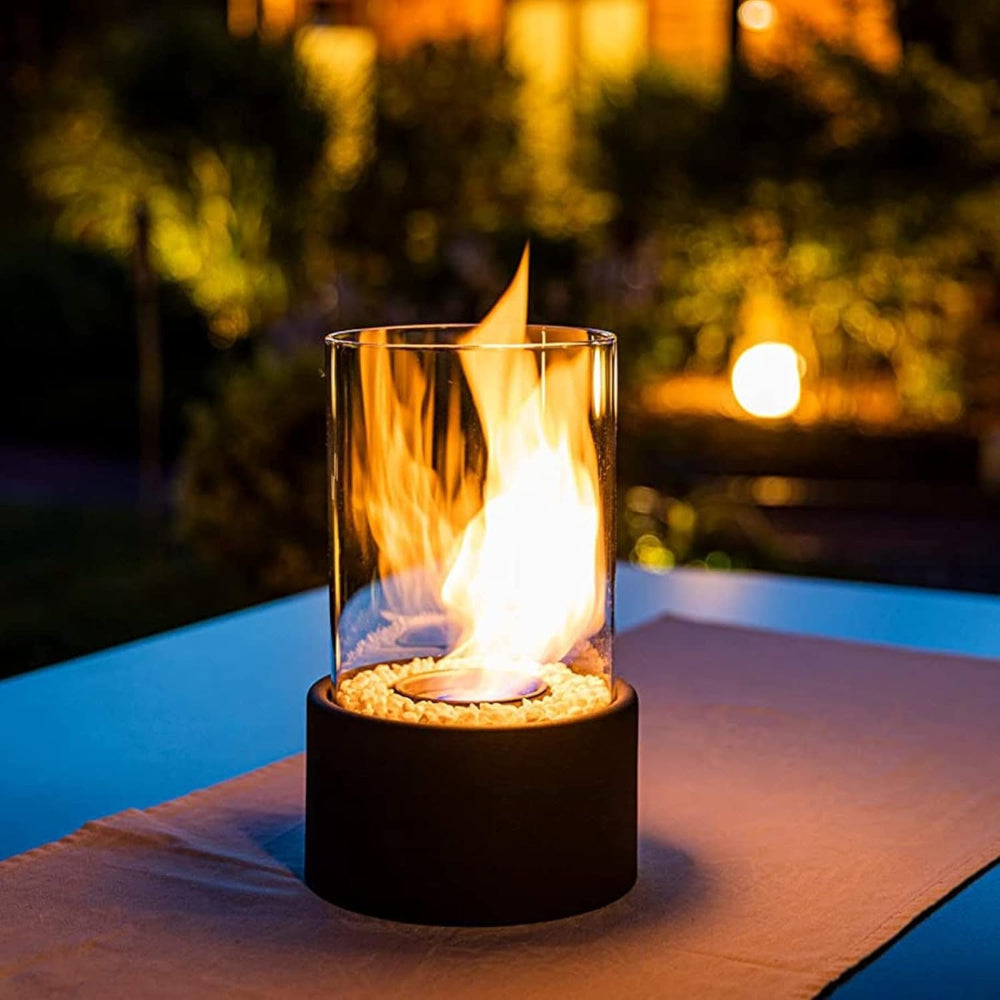 Klassische Tischlampe mit Glaszylinder, Flamme und Ölbetrieb