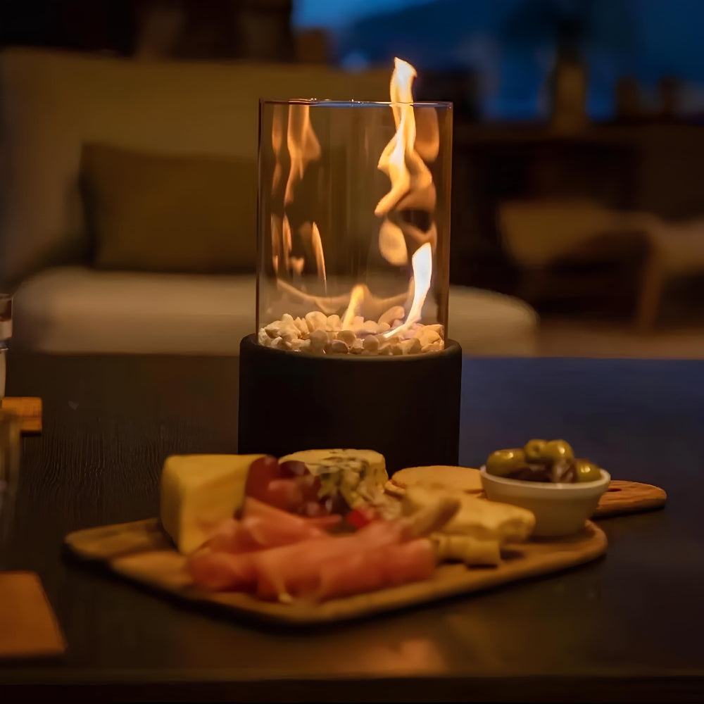 Klassische Tischlampe mit Glaszylinder, Flamme und Ölbetrieb
