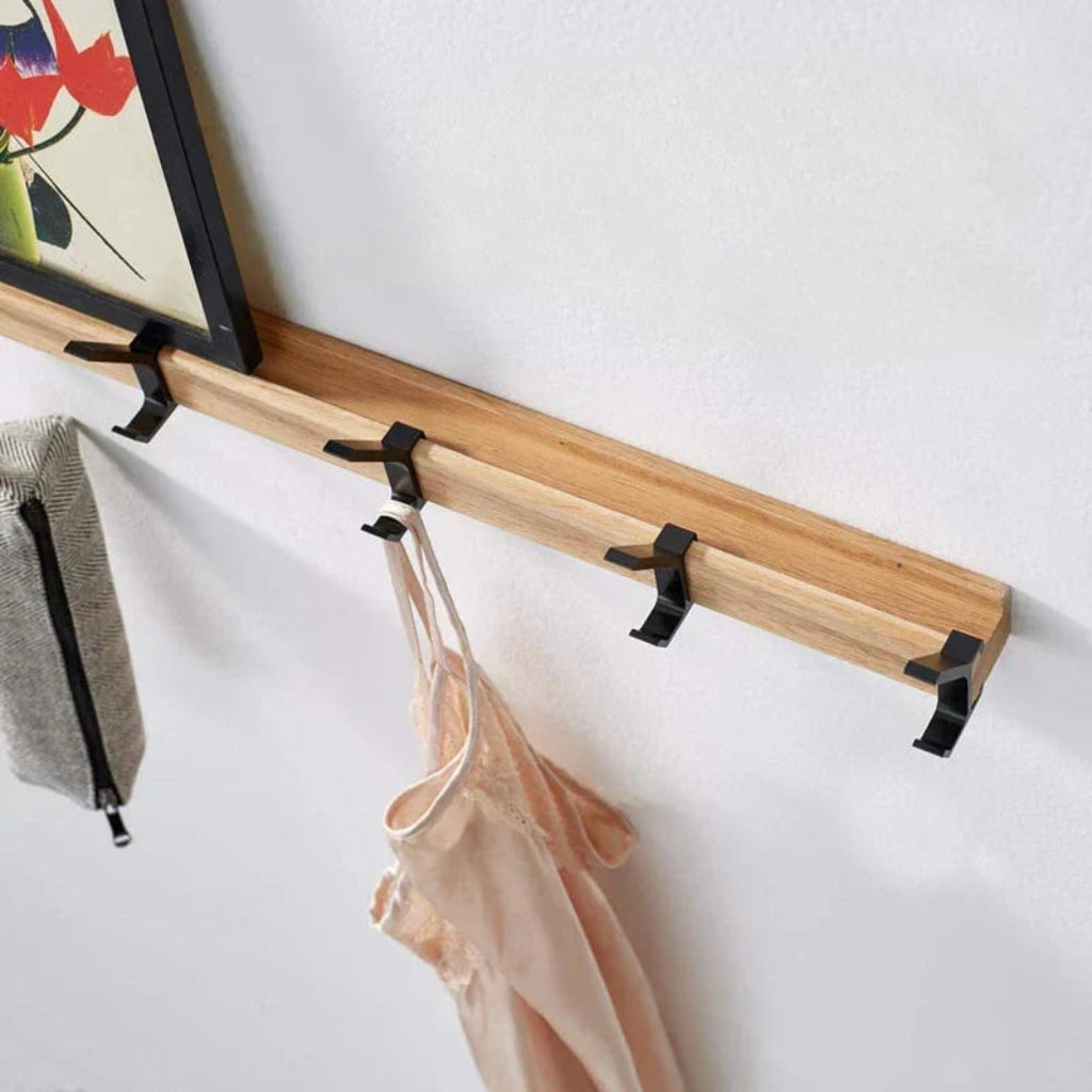 Skandinavische minimalistische Wandgarderobe aus Holz mit verschiebbaren Haken