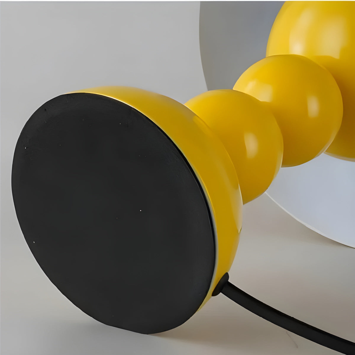 Skandinavische minimalistische dimmbare Nachttischlampe in Form einer Blütenknospe